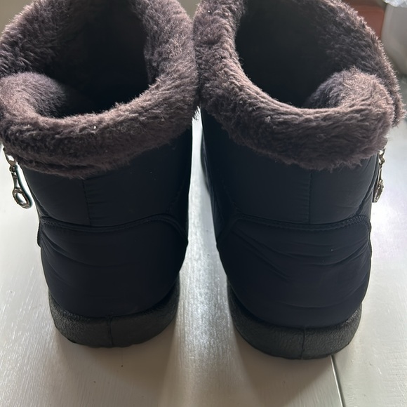 Dark blue quilted top+ faux fur lined around the top boots - Picture 3 of 5